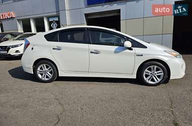 Хэтчбек Toyota Prius 2014 в 