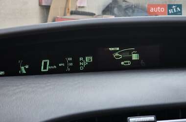 Хэтчбек Toyota Prius 2014 в 