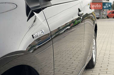 Хэтчбек Toyota Prius 2016 в 