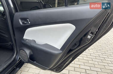 Хэтчбек Toyota Prius 2016 в 