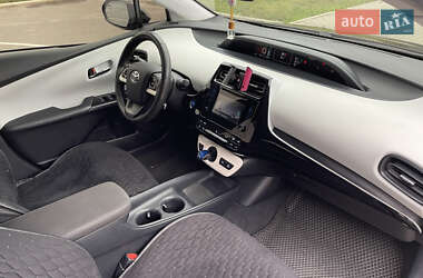Хэтчбек Toyota Prius 2016 в 
