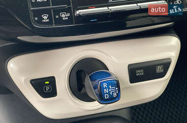 Хэтчбек Toyota Prius 2016 в 