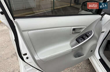 Хэтчбек Toyota Prius 2012 в 