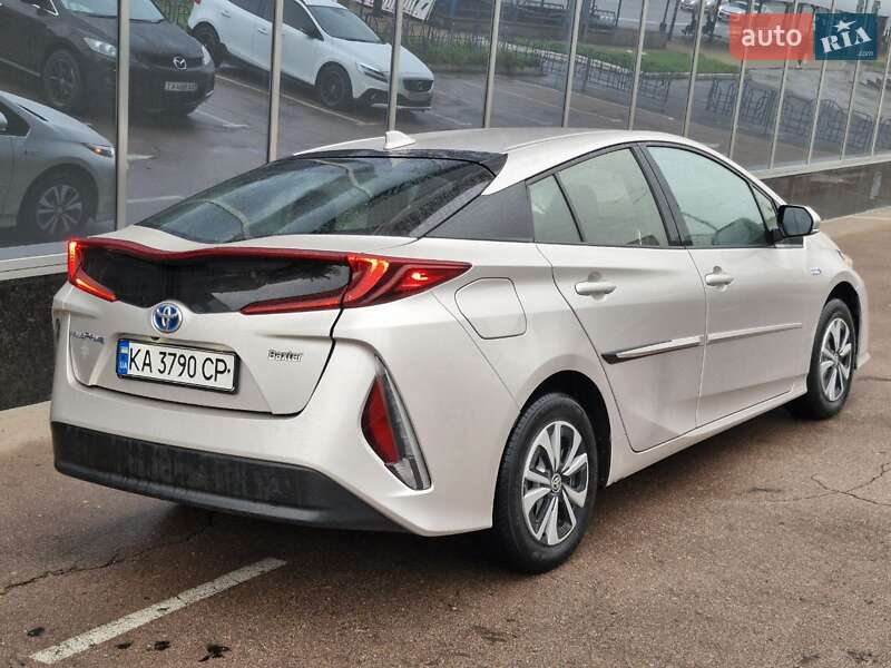 Хетчбек Toyota Prius 2017 в Києві