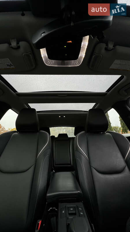 Хэтчбек Toyota Prius 2023 в Днепре