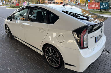 Хэтчбек Toyota Prius 2014 в 