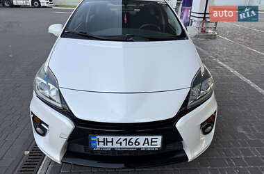 Хэтчбек Toyota Prius 2014 в 