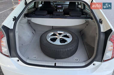 Хэтчбек Toyota Prius 2014 в 