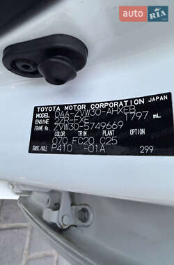 Хэтчбек Toyota Prius 2014 в 