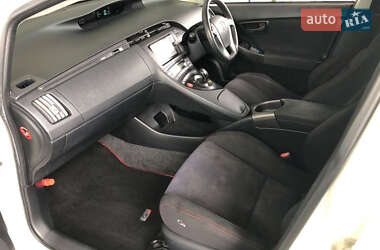 Хэтчбек Toyota Prius 2014 в 