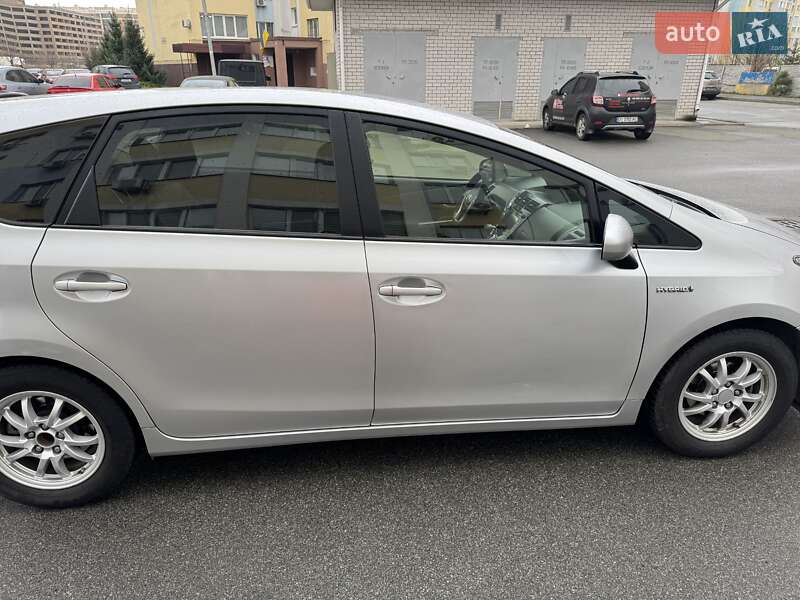 Хэтчбек Toyota Prius 2013 в Софиевской Борщаговке