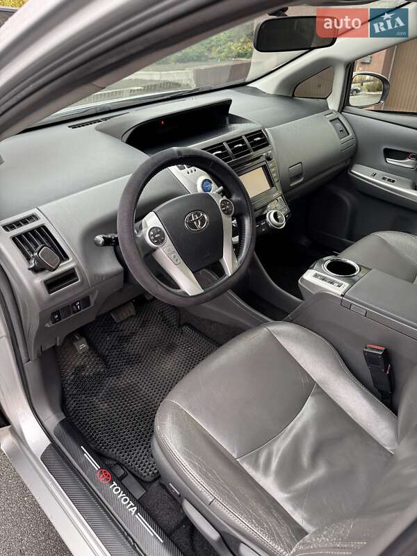 Хэтчбек Toyota Prius 2013 в Софиевской Борщаговке