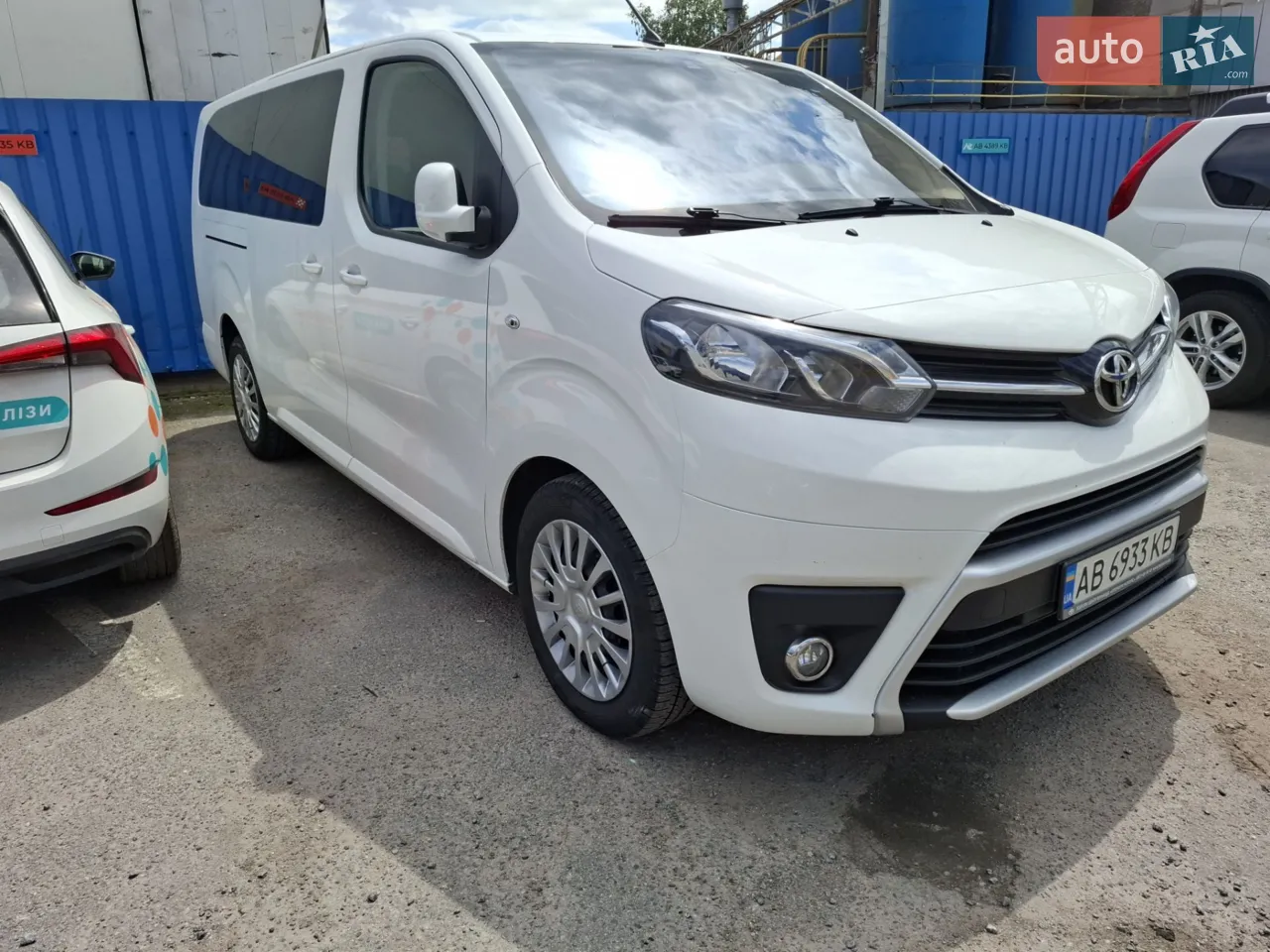 Офіційний автомобіль, який обслуговувався за регламентом в Тойота Центр Вінниця Преміум Мотор. Є сервісна книжка. В минулому місяці пройшов чергове ТО. Два ключа. Два комплекти гуми. Авто облужене та не потредує вкладень. 