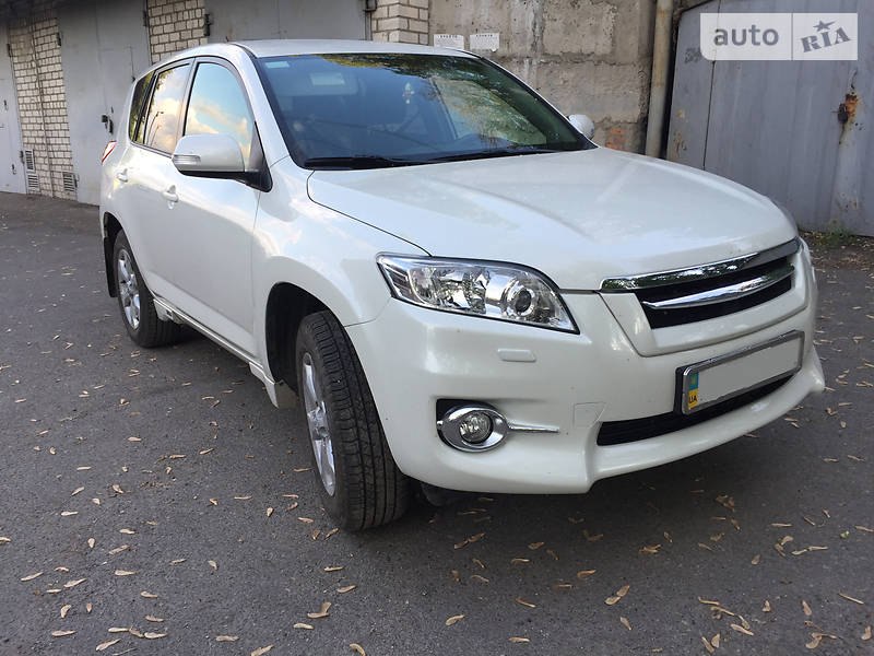 Toyota RAV4 2011 року