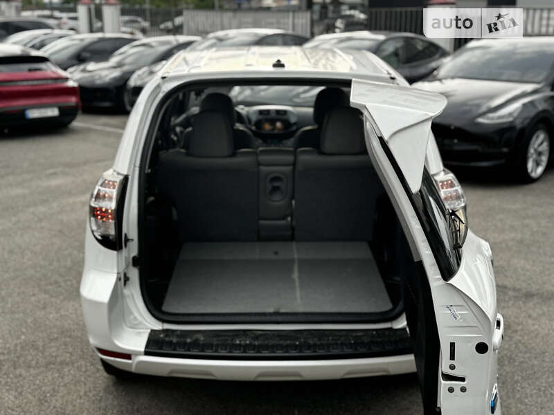 Позашляховик / Кросовер Toyota RAV4 EV 2013 в Києві