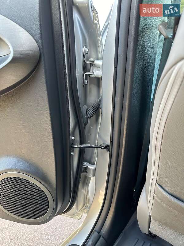 Внедорожник / Кроссовер Toyota RAV4 EV 2014 в Киеве