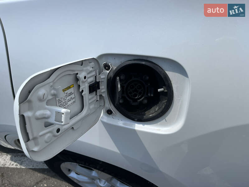 Внедорожник / Кроссовер Toyota RAV4 EV 2013 в Одессе фото 18 Внедорожник / Кроссовер Toyota RAV4 EV 2013 в Одессе