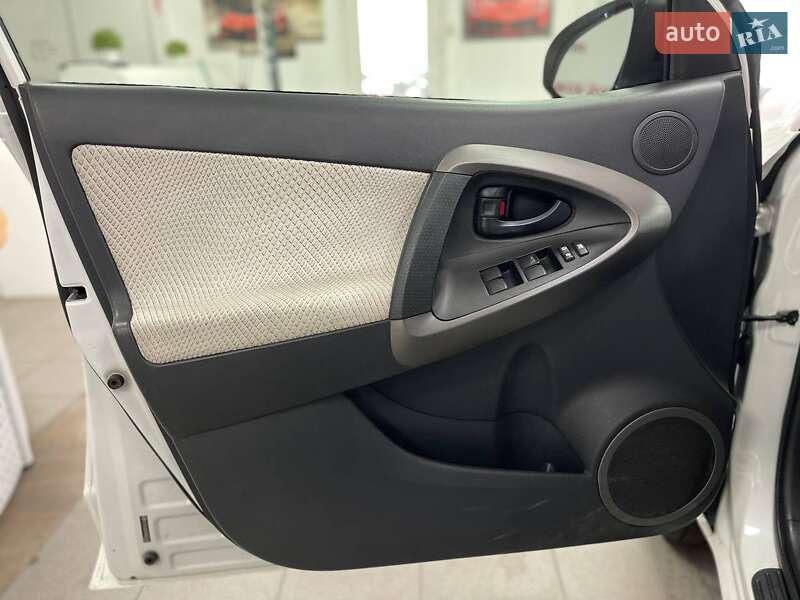 Внедорожник / Кроссовер Toyota RAV4 EV 2013 в Киеве