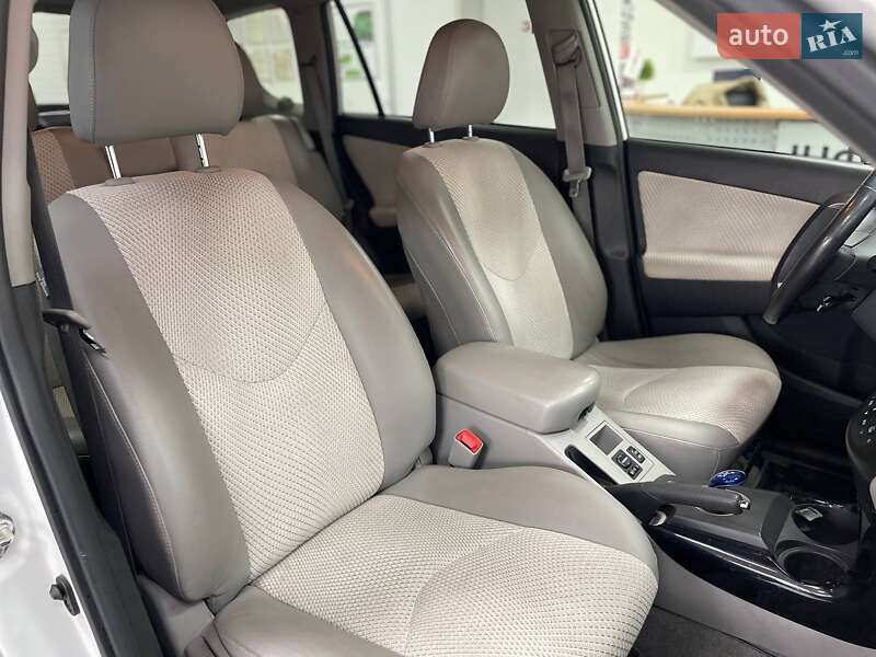Внедорожник / Кроссовер Toyota RAV4 EV 2013 в Киеве