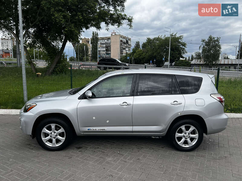 Внедорожник / Кроссовер Toyota RAV4 EV 2014 в Киеве