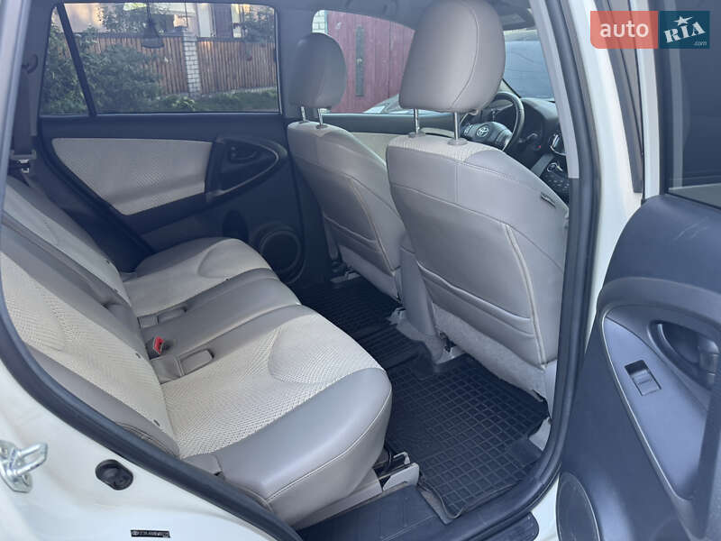 Позашляховик / Кросовер Toyota RAV4 EV 2013 в Житомирі