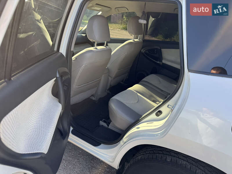 Позашляховик / Кросовер Toyota RAV4 EV 2013 в Житомирі