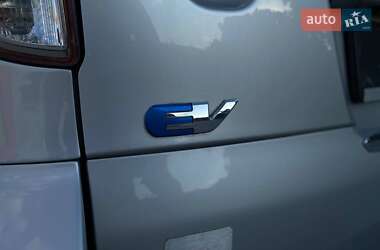 Внедорожник / Кроссовер Toyota RAV4 EV 2012 в 