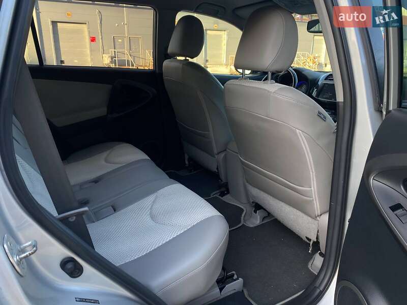 Внедорожник / Кроссовер Toyota RAV4 EV 2012 в Киеве