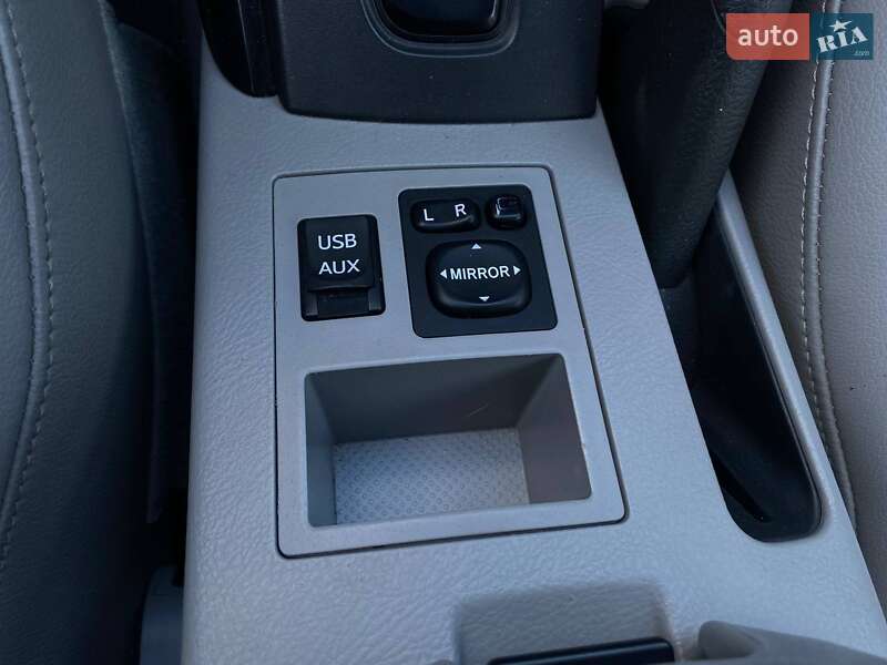 Внедорожник / Кроссовер Toyota RAV4 EV 2012 в Киеве