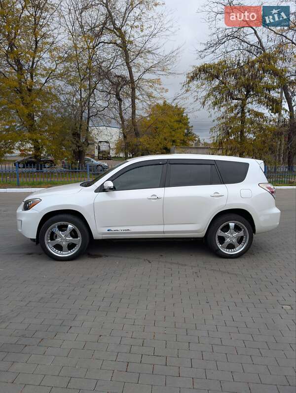 Внедорожник / Кроссовер Toyota RAV4 EV 2014 в Одессе фото 9 Внедорожник / Кроссовер Toyota RAV4 EV 2014 в Одессе