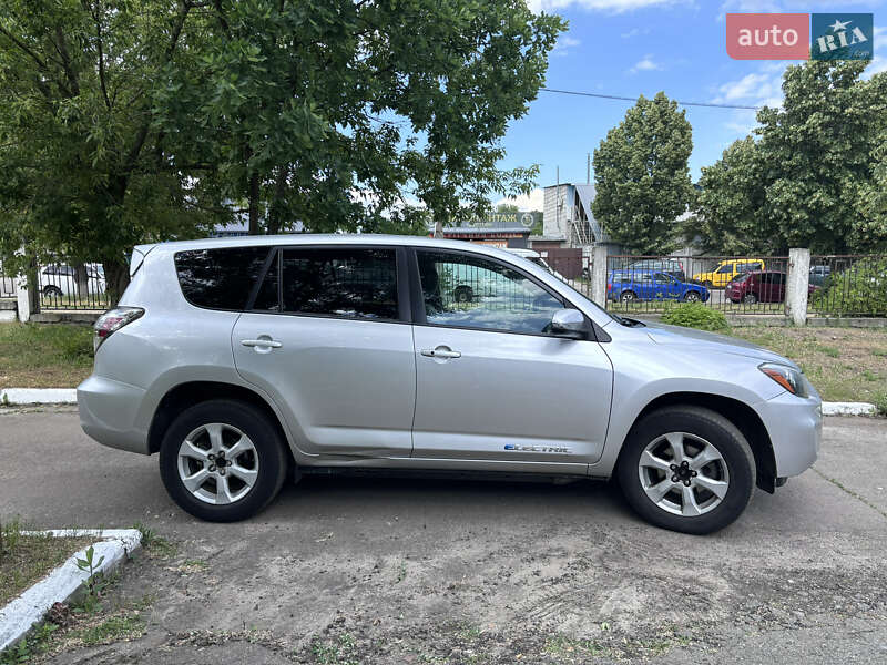 Внедорожник / Кроссовер Toyota RAV4 EV 2014 в Киеве