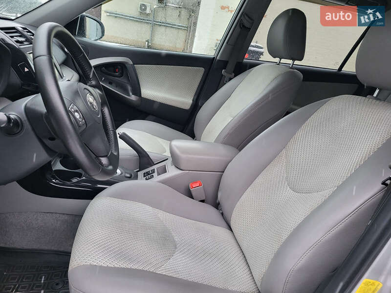 Позашляховик / Кросовер Toyota RAV4 EV 2014 в Черкасах фото 52 Позашляховик / Кросовер Toyota RAV4 EV 2014 в Черкасах