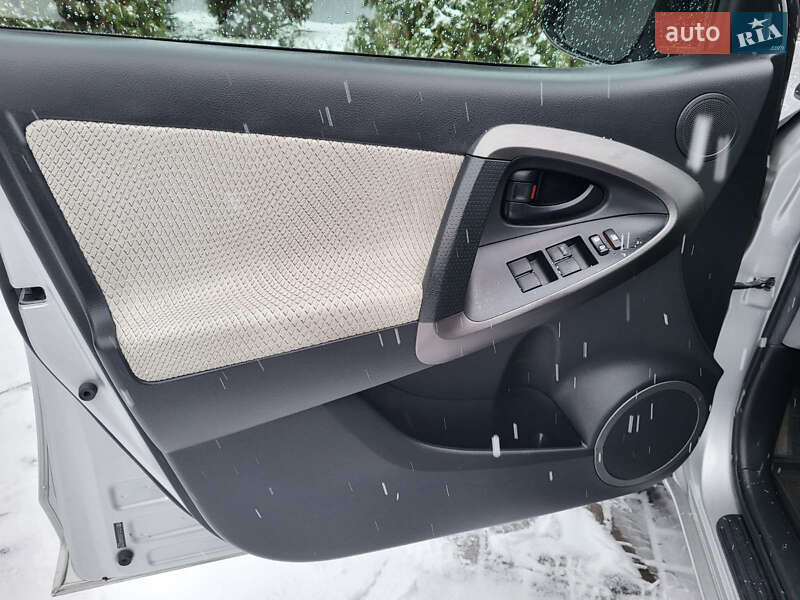 Позашляховик / Кросовер Toyota RAV4 EV 2014 в Черкасах фото 58 Позашляховик / Кросовер Toyota RAV4 EV 2014 в Черкасах