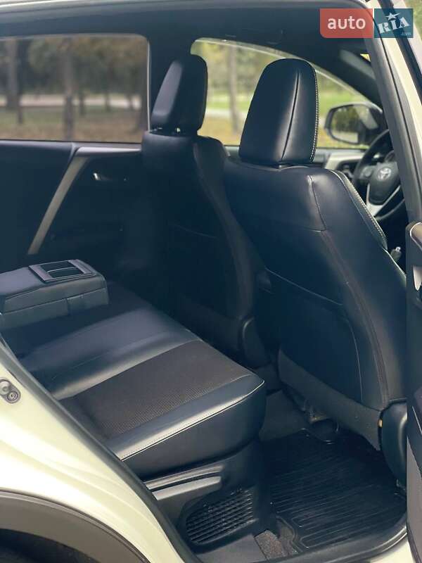 Позашляховик / Кросовер Toyota RAV4 PHEV 2016 в Києві фото 17 Позашляховик / Кросовер Toyota RAV4 PHEV 2016 в Києві