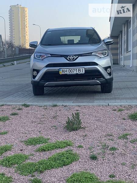Позашляховик / Кросовер Toyota RAV4 2016 в 
