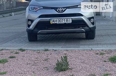 Позашляховик / Кросовер Toyota RAV4 2016 в 