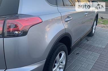 Позашляховик / Кросовер Toyota RAV4 2016 в 
