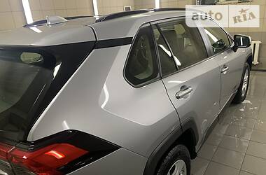 Позашляховик / Кросовер Toyota RAV4 2019 в 