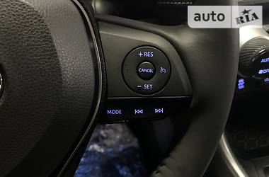 Позашляховик / Кросовер Toyota RAV4 2019 в 