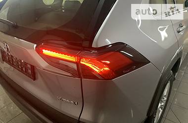 Позашляховик / Кросовер Toyota RAV4 2019 в 