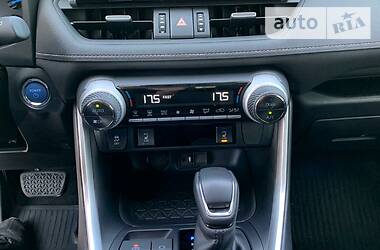 Позашляховик / Кросовер Toyota RAV4 2019 в 