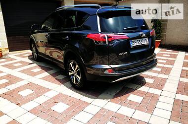 Позашляховик / Кросовер Toyota RAV4 2018 в 