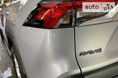 Позашляховик / Кросовер Toyota RAV4 2019 в 