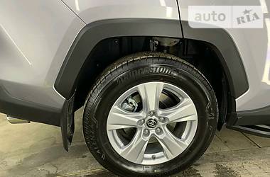 Позашляховик / Кросовер Toyota RAV4 2019 в 