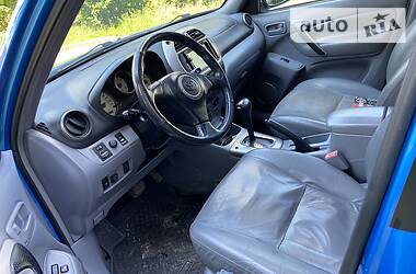 Позашляховик / Кросовер Toyota RAV4 2004 в 