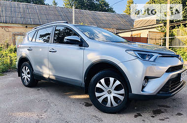 Позашляховик / Кросовер Toyota RAV4 2017 в 