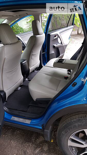 Позашляховик / Кросовер Toyota RAV4 2016 в Дніпрі