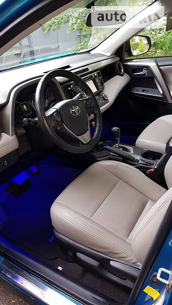 Позашляховик / Кросовер Toyota RAV4 2016 в Дніпрі