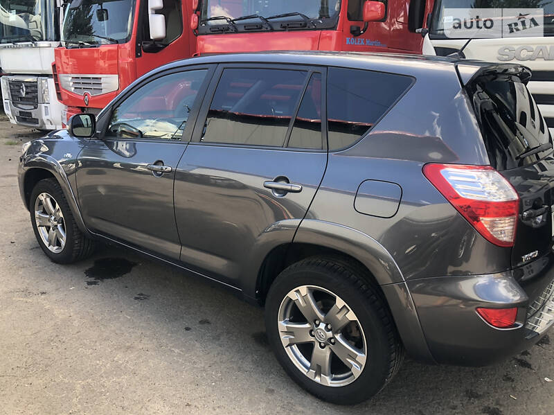 Позашляховик / Кросовер Toyota RAV4 2010 в Хусті