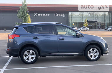 Позашляховик / Кросовер Toyota RAV4 2014 в 